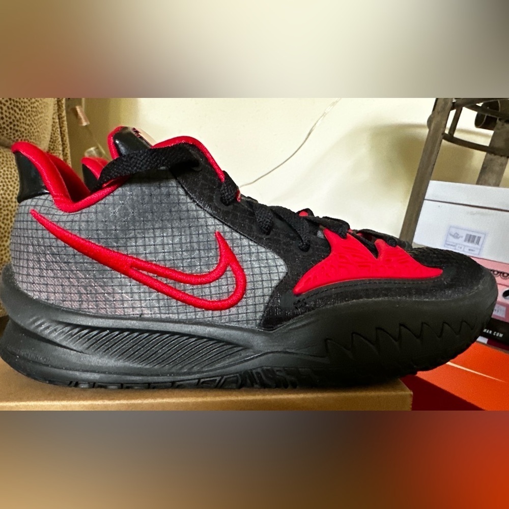 Nike 2021
Nike Kyrie Low 4 'Bred' Sneakers-7.5